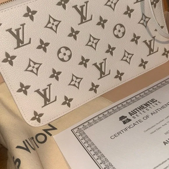 Louis Vuitton White and Gold Monogram Pouch
Comes with Box and dust bag - Picture 4 of 7